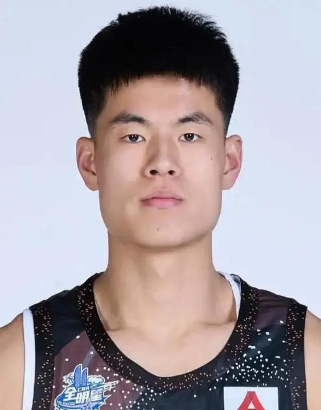 开云官网-青年球员成长故事：从草根到联盟新星