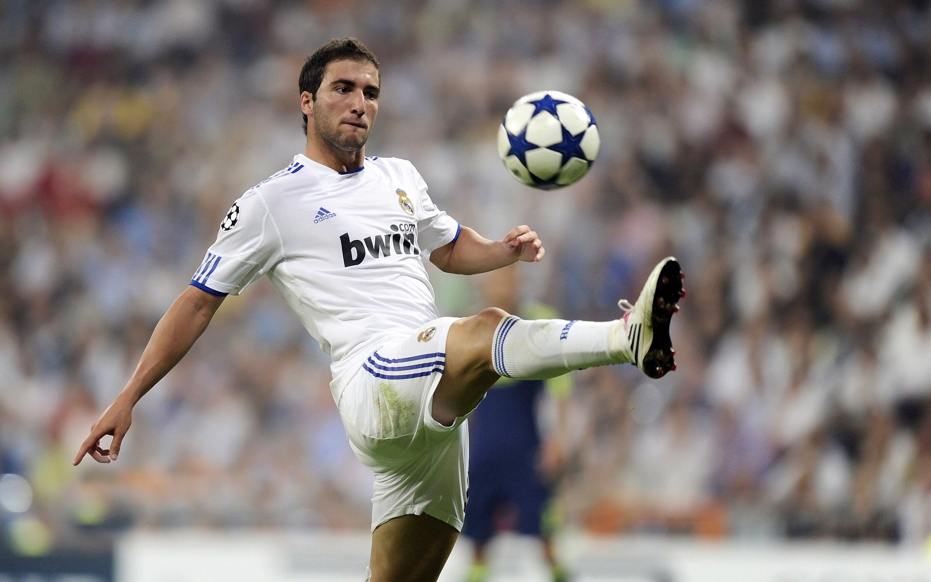 中场传球重心变化是否左右整体进攻模式,传中球怎么不停球直接射门